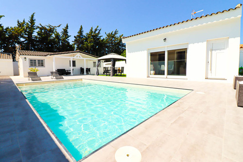 Casas y Villas de alquiler para vacaciones en Chiclana La Barrosa con piscina privada