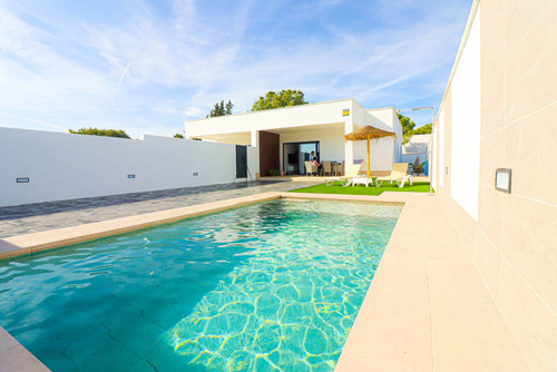 Casas y Villas de alquiler para vacaciones en Chiclana La Barrosa con piscina privada