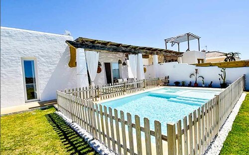 Casas y Villas de alquiler para vacaciones en Chiclana La Barrosa con piscina privada