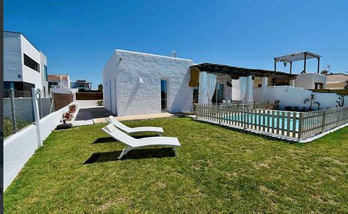 Casas y Villas de alquiler para vacaciones en Chiclana La Barrosa con piscina privada