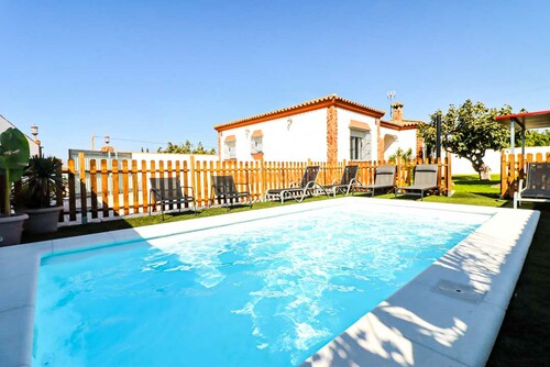 Casas y Villas de alquiler para vacaciones en Chiclana La Barrosa con piscina privada