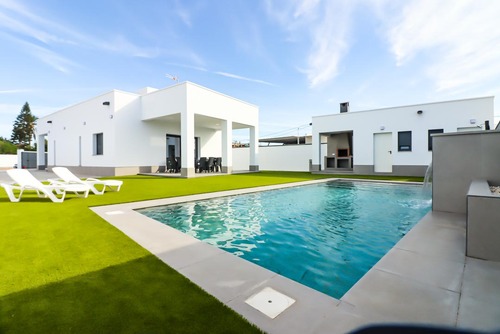 Casas y Villas de alquiler para vacaciones en Chiclana La Barrosa con piscina privada