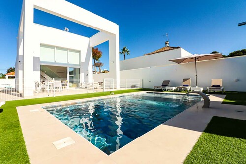 Casas y Villas de alquiler para vacaciones en Chiclana La Barrosa con piscina privada