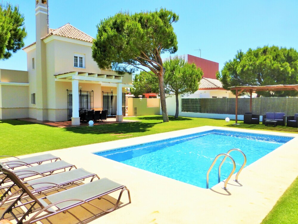 Nueva casa moderna, piscina y caballos